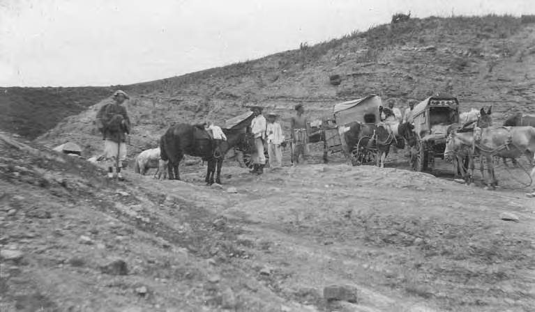 1905年前后，赴热河途中山口上的行人、马匹与车辆